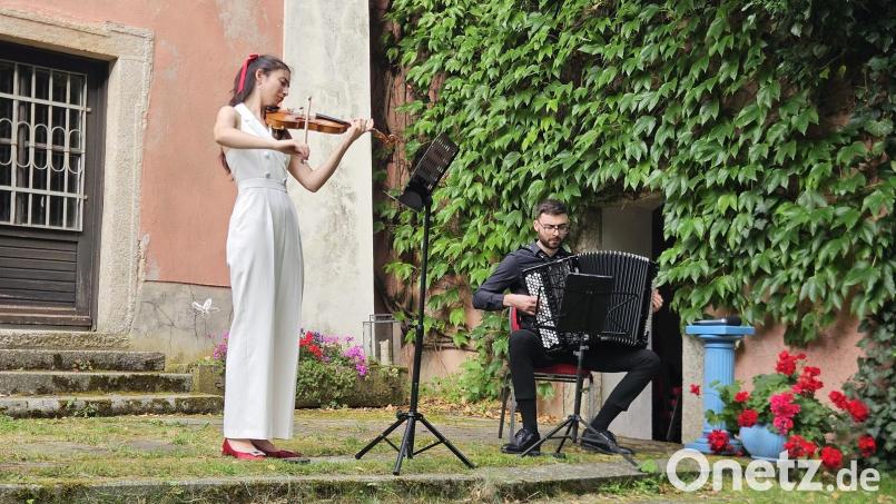 Elisso Gogibedaschwili und Marko Trivunovic beeindrucken mit ihrer vom Tanz geprägten Musik in Wurz. Bild: Willi Cantzler