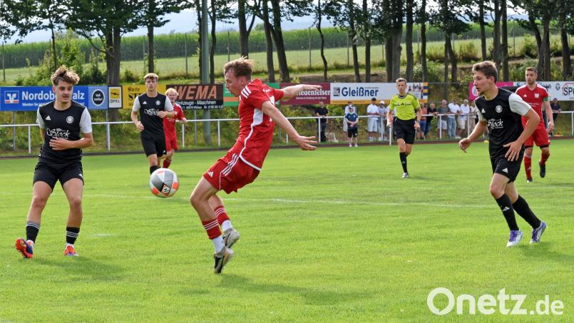 Der TSV Konnersreuth (Leon Wieland/rotes Trikot) gewann vergangenen Sonntag bei der SpVgg Wiesau mit 2:1. Am dritten Spieltag empfängt der Tabellenzweite den FC Marktleuthen, die Wiesauer treten beim ASV Wunsiedel an. Bild: Rudi Gebert