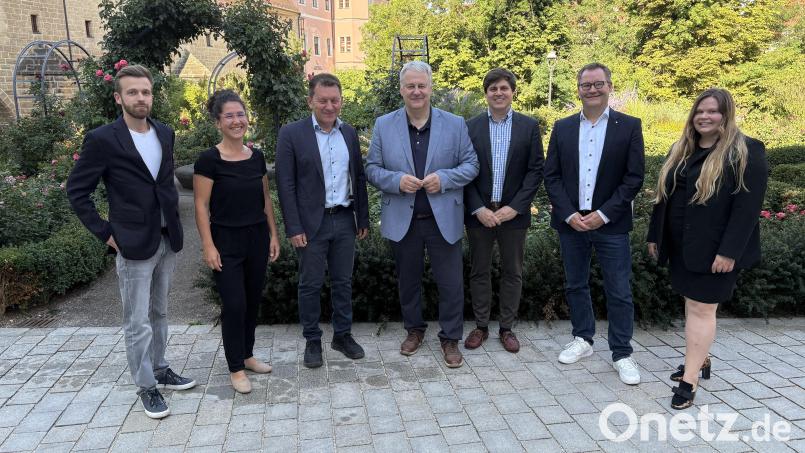 Das ist die Lenkungsgruppe, die die Erarbeitung des Energienutzungsplanes zur Aufgabe hat: Von links David Preißl (HWK), Yvonne Schieder (IHK), Prof. Markus Brautsch (IFE), Landrat Richard Reisinger, Maximilian Conrad (IFE), Frederik Betsch (Fraunhofer UMSICHT) und Angela Seidel (Landratsamt). Bild: Joachim Gebhardt