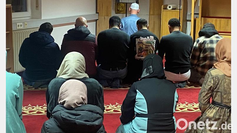 Ein Blick in den Gebetsraum des Deutschsprachigen Muslimenkreises in Weiden. Radikale Ideen werden hier nicht geduldet, sagt Imam Maher Khedr. Symbolbild: Christine Strasser