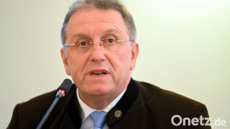 Oberfrankens Bezirkstagspräsident Henry Schramm (CSU) hat eine neue Richtlinie zur Vergabe von Ehrenmedaillen angekündigt. (Symbolbild) Bild: Nicolas Armer/dpa