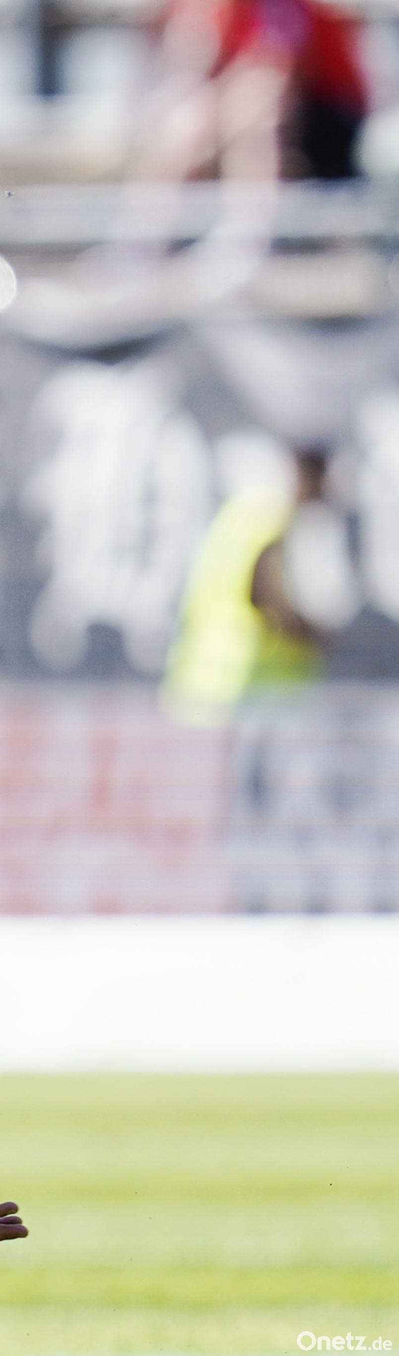 Patrick Erras (links) im Trikot von Holstein Kiel im Spiel gegen den SV Sandhausen. Bild: Uwe Anspach/dpa