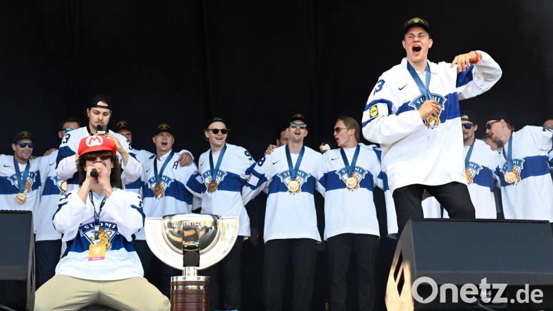 Um den WM-Pokal wird wieder ohne Russland und Belarus gespielt. (Archivbild) Bild: Jussi Nukari/Lehtikuva/dpa