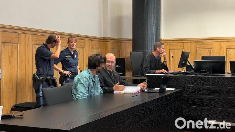 Der Angeklagte (links) am zweiten Prozesstag am Landgericht Amberg im Gespräch mit seinem Rechtsanwalt Jörg Jendricke. Die Staatsanwaltschaft wirft dem 28-Jährigen versuchten Mord in drei Fällen vor. Bild: Hohlheimer