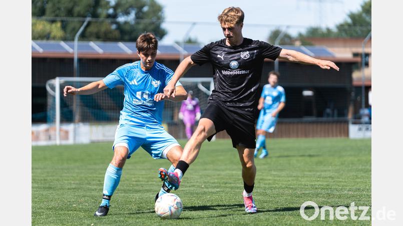 Der TSV Königstein startete mit einer 2:5-Niederlage in Ensdorf in die Saison. Im Bild: Simon Lederer (schwarz) im Zweikampf mit Maximilian Metz.(blau). Im Spiel zwei ist ausgerechnet Titelfavorit TuS Rosenberg zu Gast – der verlor allerdings ebenfalls zum Saisonauftakt. Bild: Reiner Fröhlich
