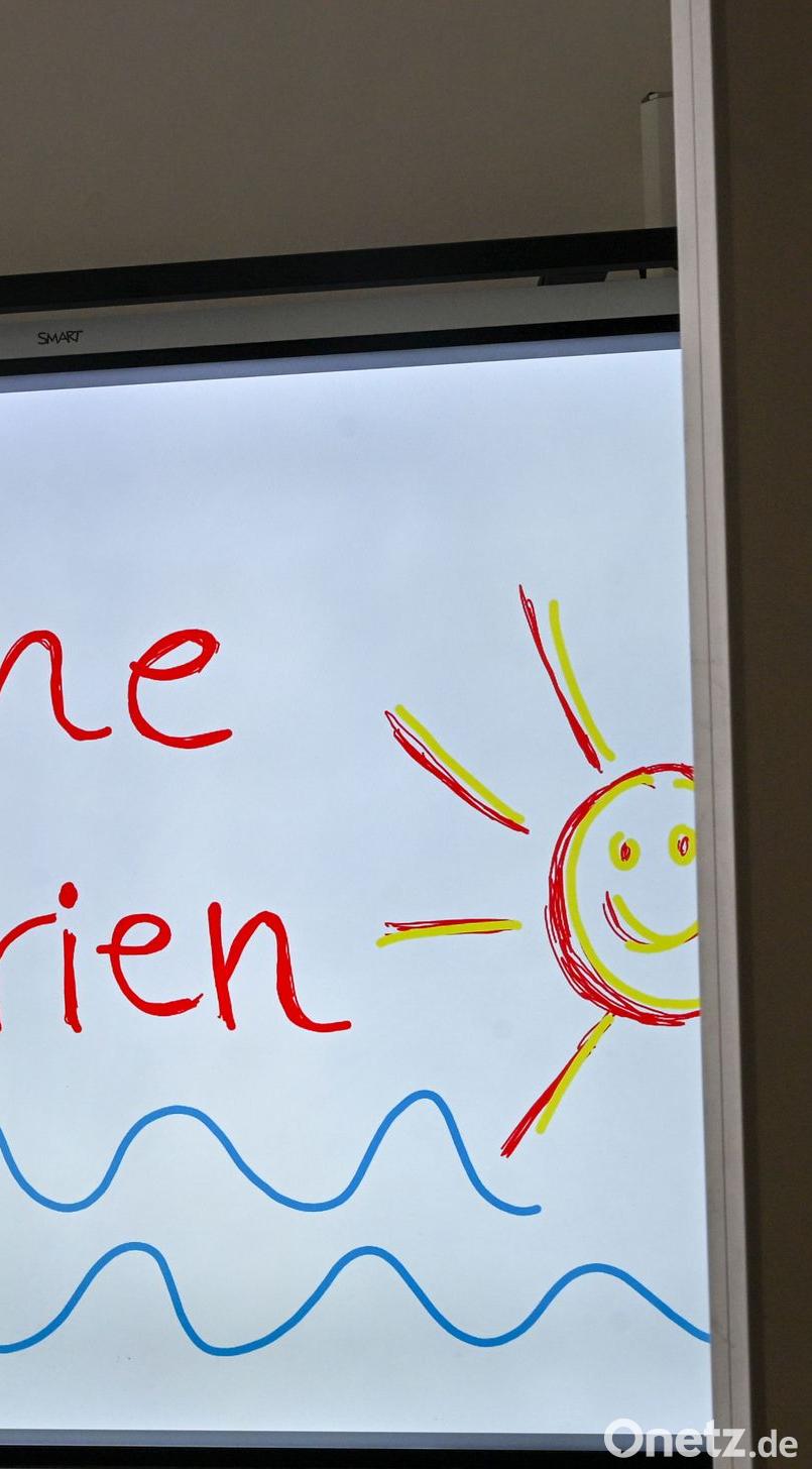 „Schöne Ferien“ steht auf einer Smartboard-Tafel. Wie schön werden diese Ferien, wenn nach der Affenhitze sofort der Herbst kommt? Aber wir wollen positiv bleiben. Bild: Jens Kalaene/dpa