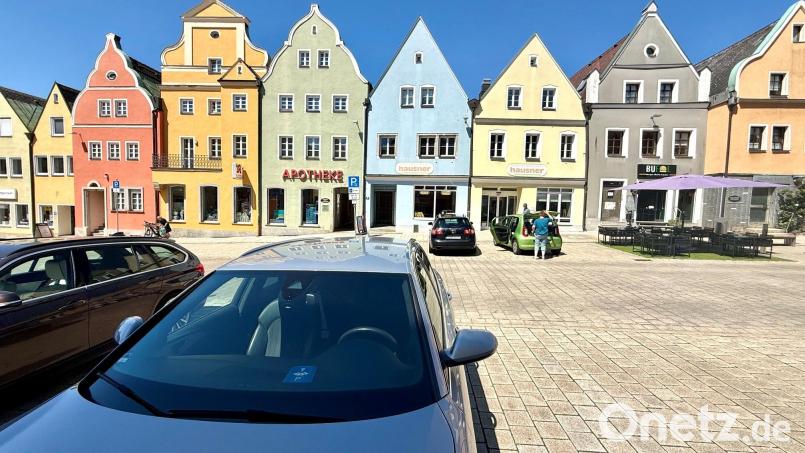 Vor den bunten Häusern am Stadtplatz in Neustadt/WN soll das Parken künftig nicht mehr komplett kostenlos sein. Dafür dürfen Autos wohl bis zu zwei Stunden parken. Bild: Gabi Schönberger