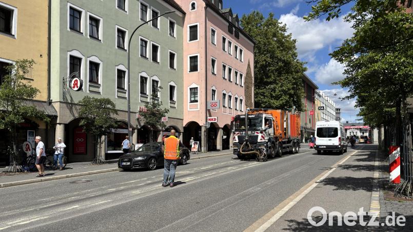 Bauarbeiter entfernen am Montag den umstrittenen Mittelstreifen in der Dr.-Pfleger-Straße. Bild: mcl
