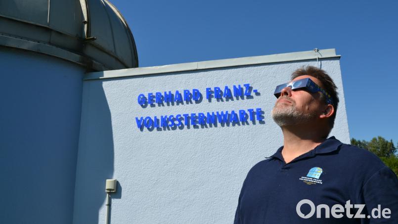 Peter Postler, Leiter der Gerhard-Franz-Volkssternwarte in Tirschenreuth, freut sich schon auf die Sonnenfinsternis am 12. August. Im Landkreis wird sie zwar nur partiell zu sehen sein, aber immerhin zu 87 Prozent. Bild: Thorsten Schreiber