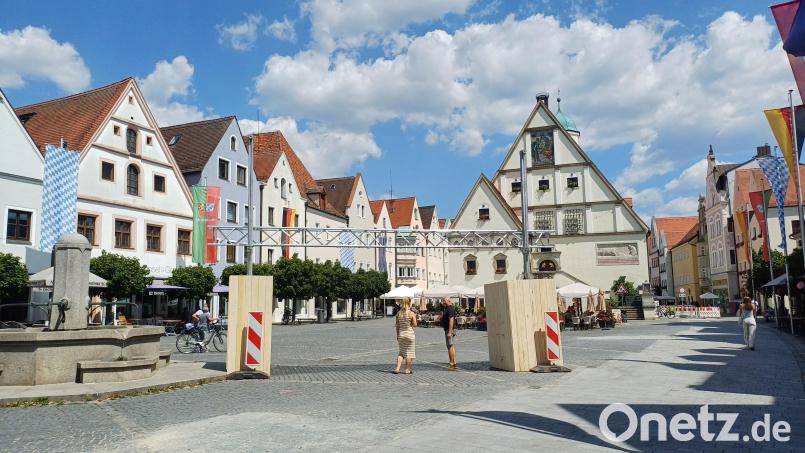Immer wieder gehen Passanten ganz bewusst durch den Nebel, um sich eine kurze Abkühlung abzuholen. Bild: Theresa Bruischütz