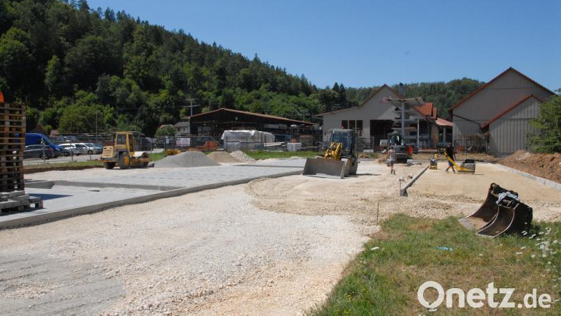 Mit Hochdruck wird auf dem Hammerschloss-Stadel-Parkplatz gearbeitet. Die Mehrkosten segnete der Marktgemeinderat einstimmig ab. Bild: Josef Popp