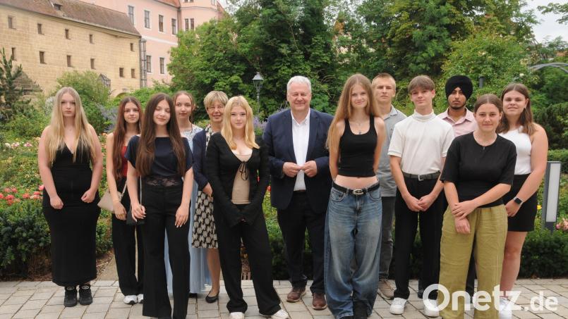 Die besten Absolventen des Quali und des Mittleren Abschlusses der Landkreis-Schulen mit Landrat Richard Reisinger (Mitte) und Schulamtsdirektorin Beatrix Hilburger (Fünfte von links). Bild: Joachim Gebhardt
