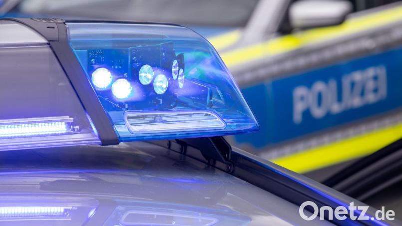 Polizei und Ordnungsamt überwachen die Tonnagebeschränkung am Ettmannsdorfer Berg in Schwandorf. Verstöße werden konsequent geahndet. Symbolbild: Daniel Karmann/dpa