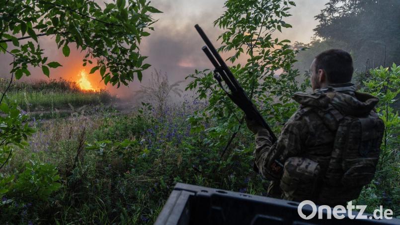 Nach den derzeitigen ukrainischen Regeln dürfen wehrfähige Männer zwischen 23 und 60 Jahren nicht ausreisen. (Archivbild) Bild: Iryna Rybakova/Ukrainian 93rd Mechanized brigade/AP/dpa