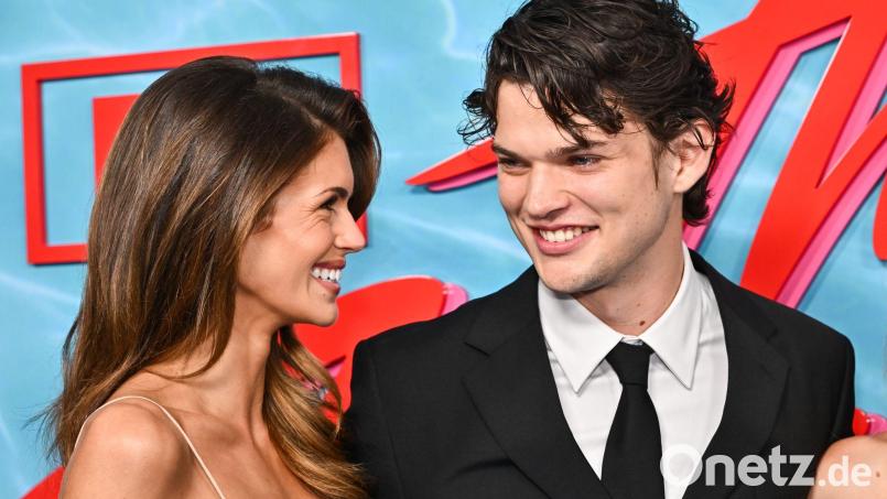Kaia Gerber (l) und Homer Gere lächeln sich bei der Weltpremiere der Serie „The Shards“ an. Bild: Evan Agostini/Invision/AP/dpa