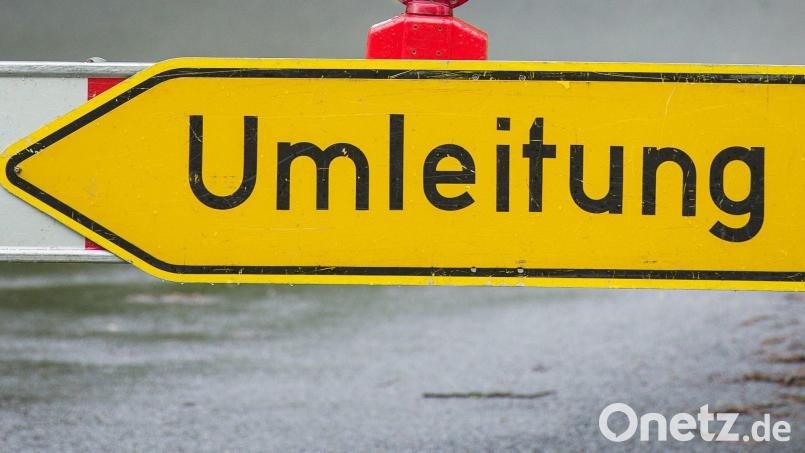 Aufgrund des Marktplatzfestes wird die Hauptstraße in Hirschau voll gesperrt. Symbolbild: David Ebener/dpa
