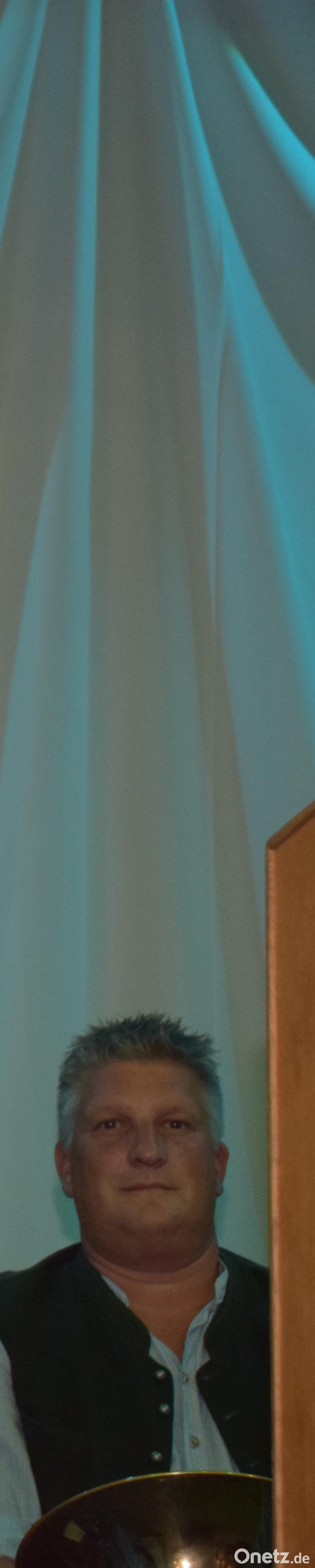 Bürgermeisterin Katharina Haas überreicht Johann Wilhelm die Urkunden zur Ernennung zum Altbürgermeister und Ehrenbürger der Gemeinde Guteneck Bild: Richard Braun