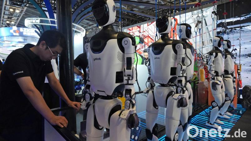 In China entwickeln zahlreiche Unternehmen humanoide Roboter. (Archivbild) Bild: Ng Han Guan/AP/dpa
