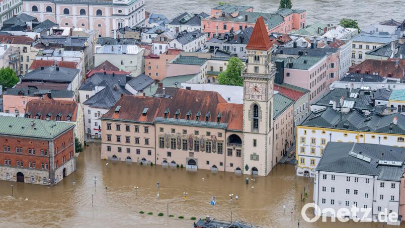 Im Frühsommer 2024 trafen Bayern heftige Hochwasser - so auch Passau. Bild: Armin Weigel/dpa
