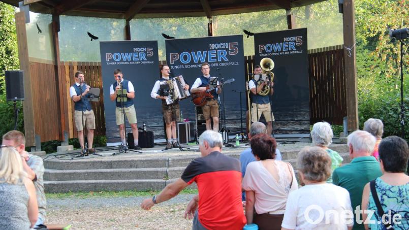 Die Gruppe "Power Hoch 5" mit Philipp und Moritz Ponader, Simon und Stefan Schmidt sowie Max Ponader (von links) begeisterte das Serenaden-Publikum mit ihrer Oberkrainer-Musik. Bild: Hans Prem