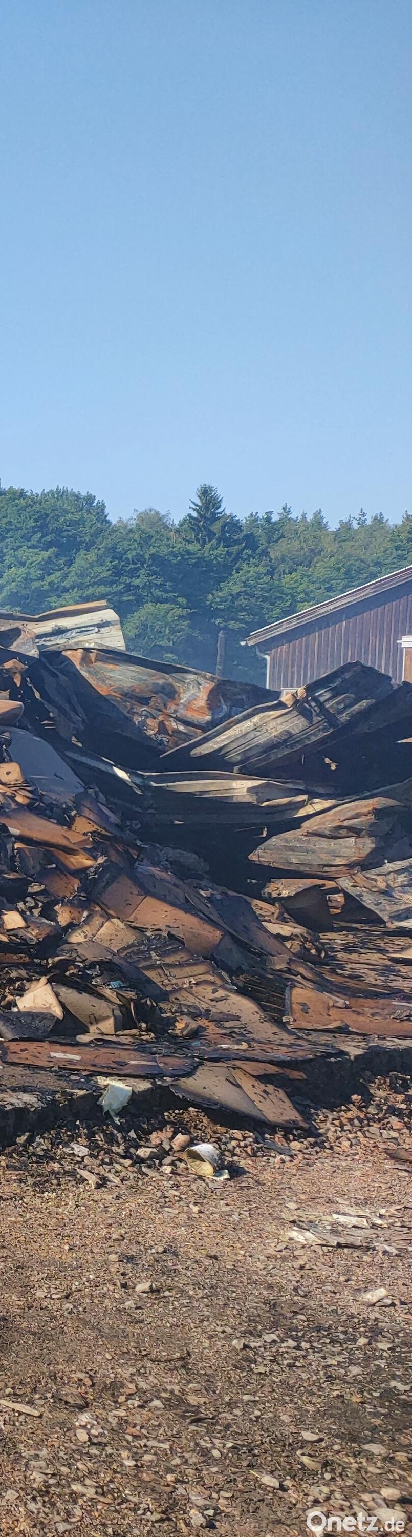 Am Tag nach dem Großbrand in Unterbibrach steigt immer noch der Rauch aus den Trümmern auf. Bild: Lisa Sebald