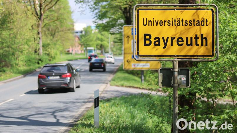 In Bayreuth gibt es Verkehrsprobleme nach einem Wasserrohrbruch. (Symbolbild) Bild: Daniel Löb/dpa