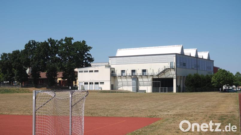 Auf dem Schulsportplatz neben der Helmut-Ott-Halle soll auf rund der Hälfte des Spielfelds die neue Grundschule entstehen. Bild: Klaus Trenz