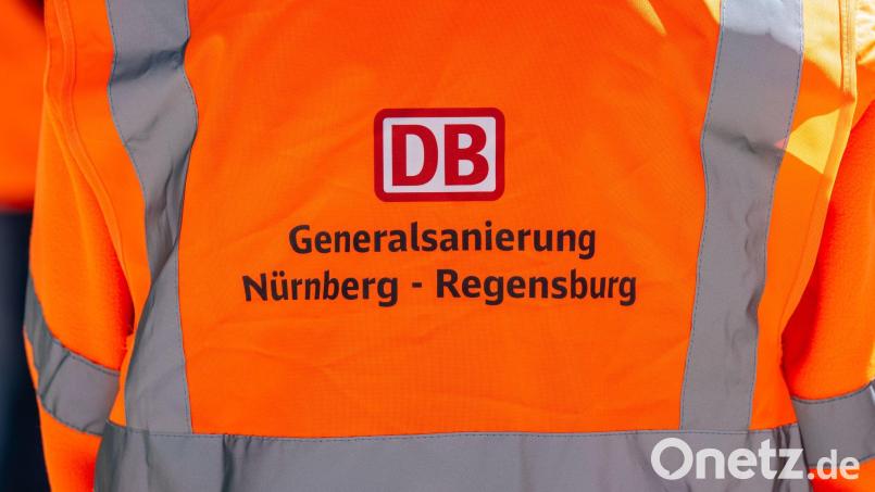 Länger, aber voraussichtlich günstiger: die Sperrung und Sanierung der Bahnstrecke Nürnberg-Regensburg. (Archivbild) Bild: Armin Weigel/dpa