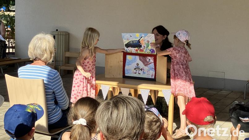 Nach 42 Jahren im Dienst wurde Gabi Schönberger, Leiterin des Kindergartens St. Martin, in den Ruhestand verabschiedet. Bild: Stadt Pfreimd