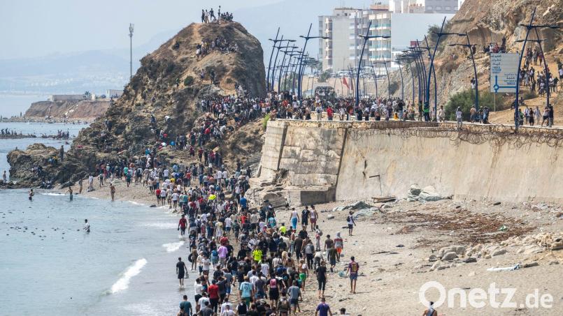 Mittlerweile hat der Großteil der Migranten Ceuta bereits wieder verlassen. Bild: STR/AP/dpa
