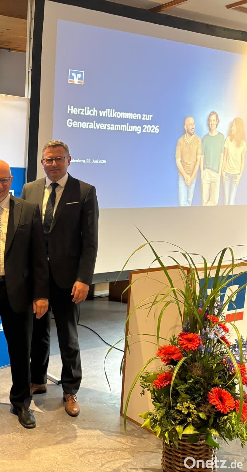 Geschäftsleitung und Aufsichtsrat der Raiffeisenbank Hirschau eG mit Vorstand Klaus Wild (von links), Aufsichtsrat Liborius Gräßmann, dem neu gewählten Aufsichtsrat Richard Zweck aus Freudenberg, Aufsichtsratsvorsitzendem Martin Nagler, dem wiedergewählten Aufsichtsrat Dieter Kohl und Vorstand Michael Hirmer. Bild: Michael Asabidi