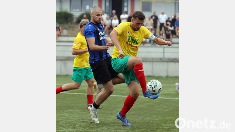 Der Weidener Jahi Sylejmani (links) kommt gegen einen Bamberger zu spät. Bild: Sportpress