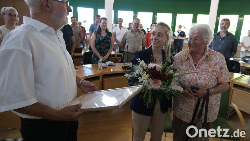 Käthe Gerl (rechts) und Sohn Thomas Gerl (links) erhielten von Bürgermeisterin Elisabeth Gruber die Goldene Bürgermedaille der Gemeinde Kümmersbruck. Bild: Gerd Spies