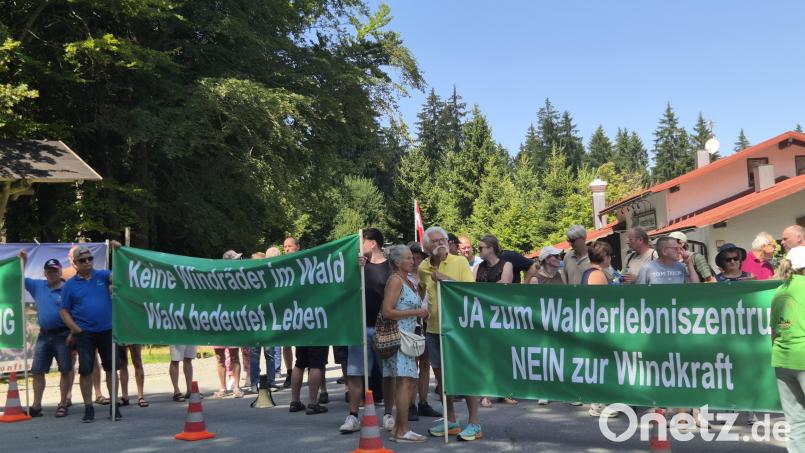 Rund 50 Teilnehmer demonstrierten während des Richtfests für das neue Walderlebniszentrum in Mehlmeisel gegen angeblich geplante Windkraftanlagen auf dem Gemeindegebiet Immenreuth. Bild: lue