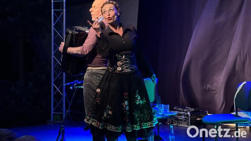 Dirk Rave und Saskia Kästner nahmen das Publikum mit auf eine humorvolle Reise in die herrliche Parallelwelt der Groschenromane. Bild: ero