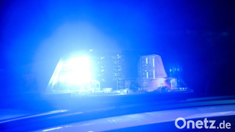 Bei einem Unfall auf der Staatsstraße 2170 zwischen Fuchsmühl und Waldershof ist ein 44-Jähriger tödlich verletzt worden. (Symbolbild) Bild: Julian Stratenschulte/dpa