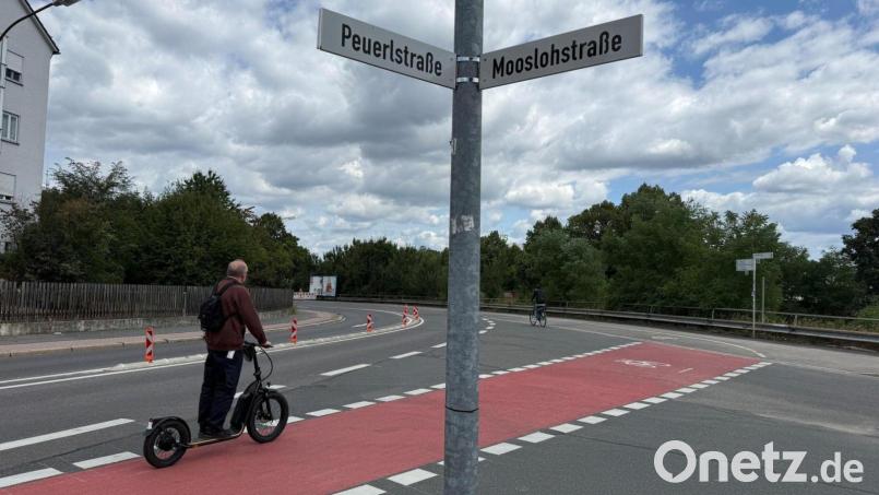 Fahrradfahrer und E-Scooter-Fahrer, die auf der Peuerlstraße im Übergang zur Mooslohstraße stadtauswärts unterwegs sind, müssen diesen roten Fahrstreifen benutzen. Von rechts kommende Autofahrer müssen hier anhalten. Bild: Gabi Schönberger