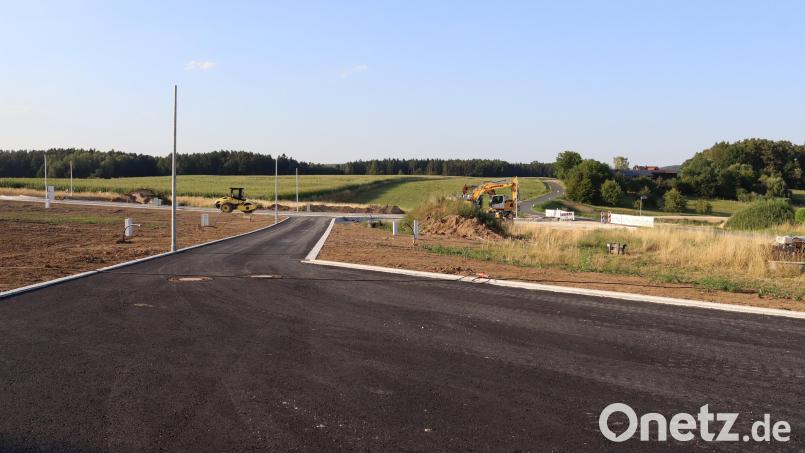 Das Baugebiet „Bei der Ziegelhütte“ wird durch zwei Straßen erschlossen. Als künftige Gemeindestraßen müssen sie nach dem Bayerischen Straßen- und Wegegesetz (BayStrWG) entsprechend gewidmet werden. Die Straßennamen lauten nun „Langer Striegel“ und „Bei der Ziegelhütte“. Bild: Heidi Franitza