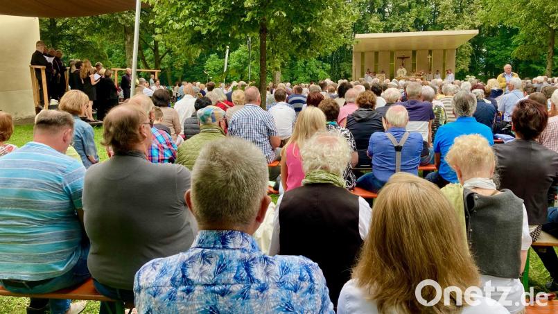 Sicher werden auch heuer wieder Hunderte Gläubige an den Gottesdiensten am Freialtar auf dem Hahnbacher Frohnberg teilnehmen. Bild: Marianne Moosburger