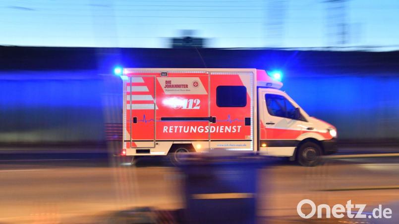 Sanitäter reanimieren den Motorradfahrer und bringen ihn in eine Klinik. (Symbolbild) Bild: Boris Roessler/dpa