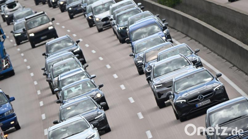 Die Automobilclubs rechnen mit Staus auf Autobahnen in den nächsten Tagen. (Archivbild) Bild: Julian Stratenschulte/dpa