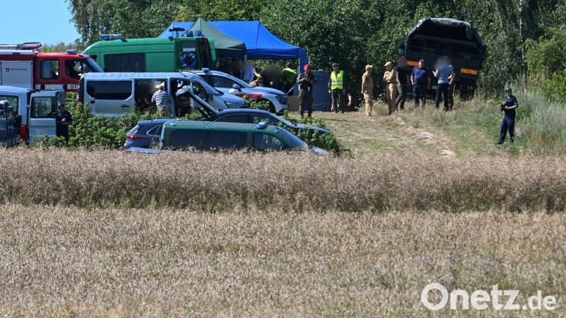 Polnische Einsatzkräfte in der Nähe des Ortes, wo ein Flugobjekt eingeschlagen ist. (Foto aktuell) Bild: Wojtek Jargilo/PAP/dpa
