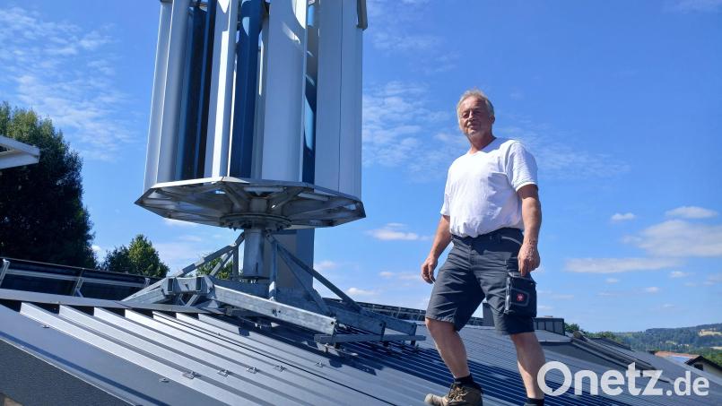Seit elf Jahren hat Elektromeister Thomas Philipp eine Windturbine auf dem Dach des alten Schulhauses in Pullenreuth. Bild: szl