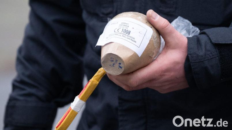 Kugelbomben sind Feuerwerkskörper mit extremer Sprengkraft (Archivbild). Bild: Sebastian Kahnert/dpa