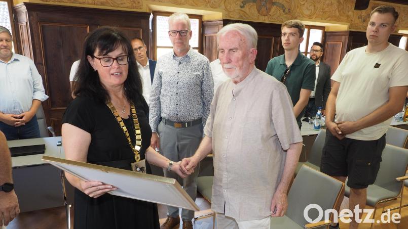 Bürgermeisterin Birgit Barth überreichte Rudolf Weber die Urkunde über die Ehrenbürgerschaft der Stadt Auerbach. Bild: Klaus Trenz