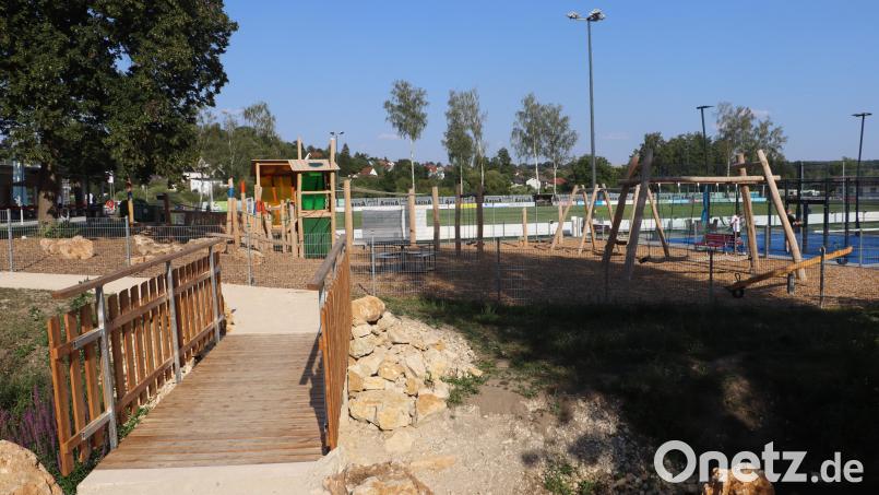 Der barrierefreie Steg samt Mehrgenerationenspielplatz und Kneippbecken wurden nun vom Marktgemeinderat nachträglich abgenommen. Der verwirklichte Paddelcourt (rechts im Bild) ist ein Highlight auf dem Gelände des 1. FC Rieden. Bild: Michael Rabenhofer