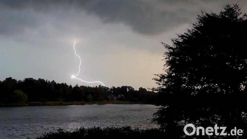 Die Gefahr von Unwettern besteht auch heute, unter anderem im Süden und im Nordwesten. Bild: Daniel Bockwoldt/dpa