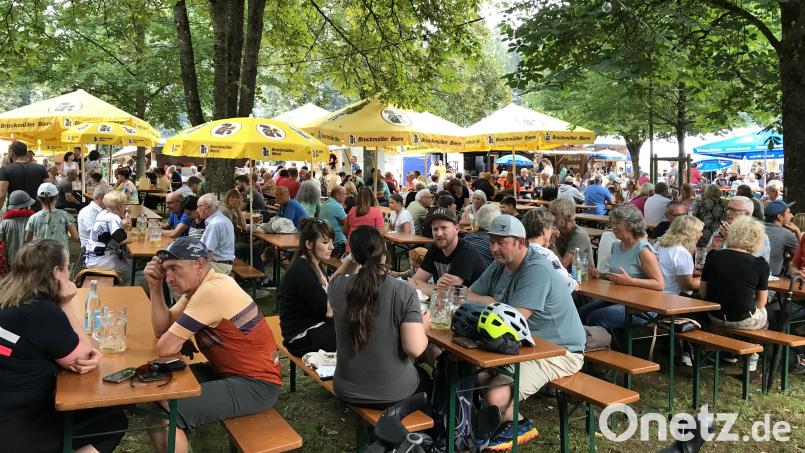 Unter schattigen Bäumen kann man es gut aushalten. Der weltliche Teil gehört auch zum Frohnbergfest in Hahnbach dazu. Bild: Marianne Moosburger