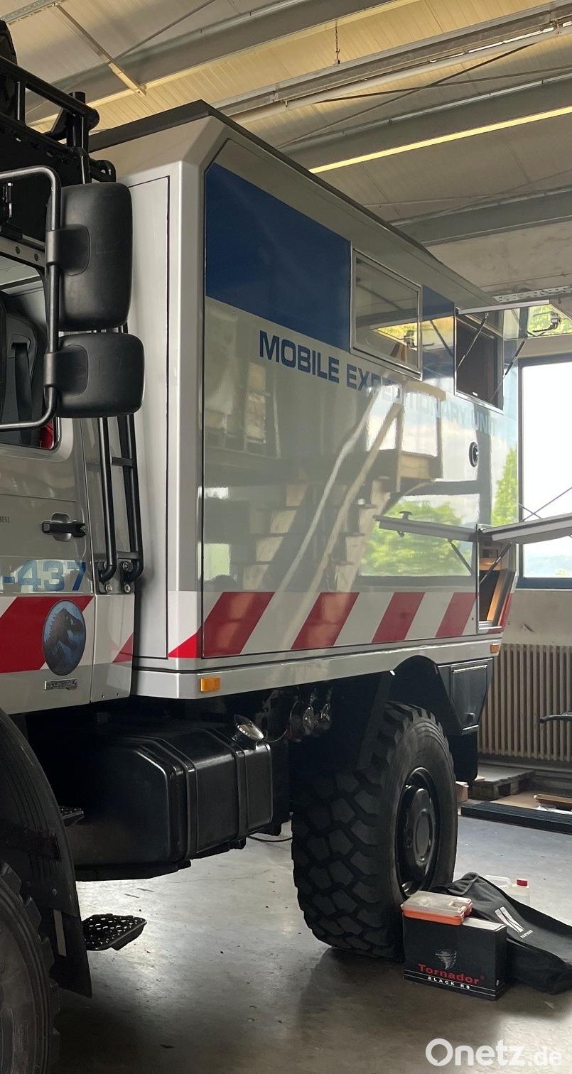 Dieser Filmunimog aus der Science-Fiction-Serie "Jurassic World" erhält in der Bongo Garage ein Upgrade. Ein Berliner nutzt ihn für Abenteuer-Touren. Bild: ihl