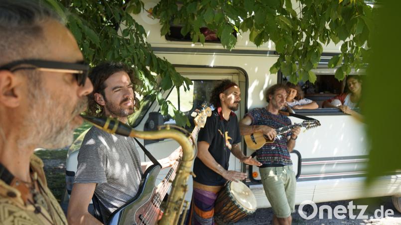 Wenn die Band mal einen ruhigen Tag hat, nutzt sie die Zeit zum Proben, wie hier auf dem ehemaligen Bauernhof einer Freundin. Bild: Lisa Maria Krause